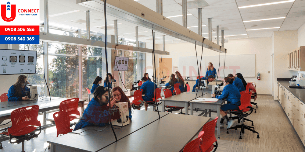 Đại học Whittier, bang California, Mỹ.